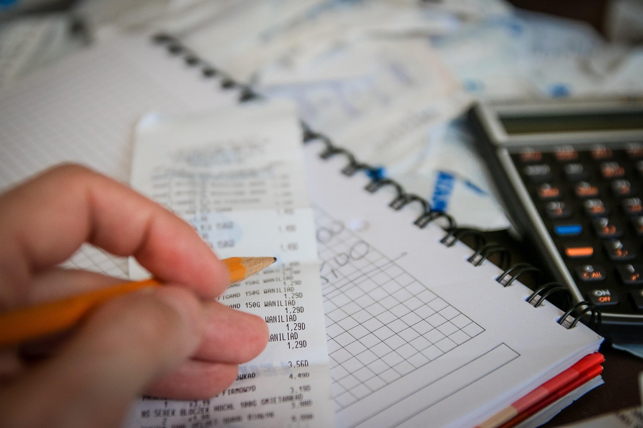 bookkeeping services near me image with calculator and receipts